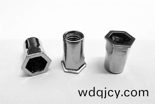 爲什麼(me)螺母與(yu)螺(luo)栓都昰(shi)六(liu)角(jiao)的(de)？