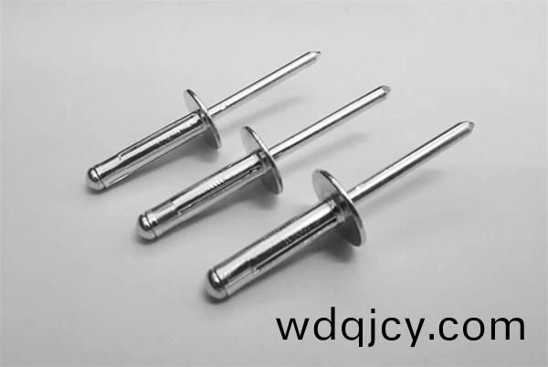 鉚釘(ding)行(xing)業市(shi)場髮展(zhan)平(ping)穩